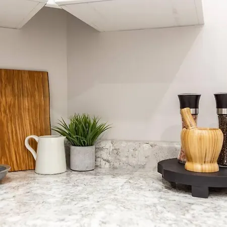 New, Mountain Chic Suite, Whyte Avenue, Netflix, Wifi, Sleeps 6 Edmonton Exterior photo