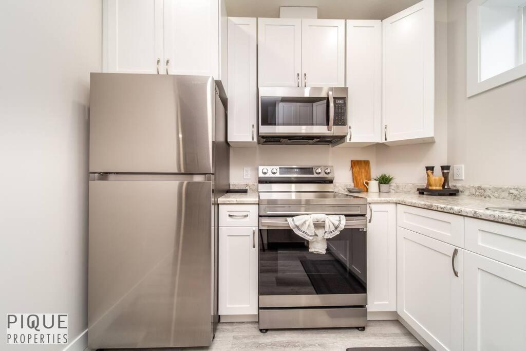 New, Mountain Chic Suite, Whyte Avenue, Netflix, Wifi, Sleeps 6 Appartement Edmonton