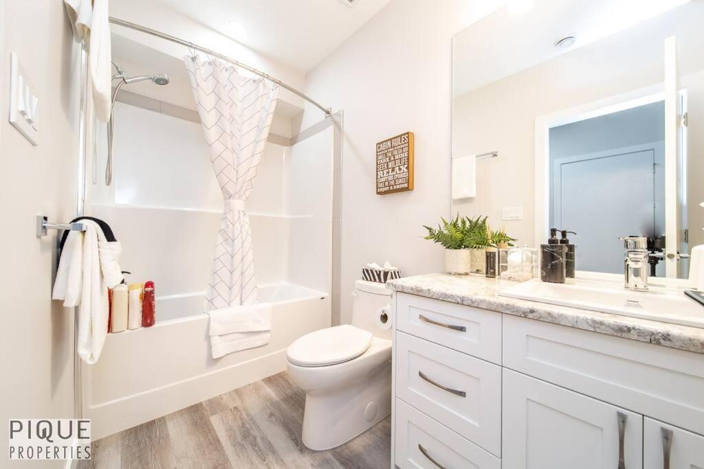 New, Mountain Chic Suite, Whyte Avenue, Netflix, Wifi, Sleeps 6 Appartement Edmonton