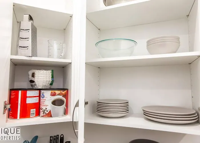 New, Mountain Chic Suite, Whyte Avenue, Netflix, Wifi, Sleeps 6