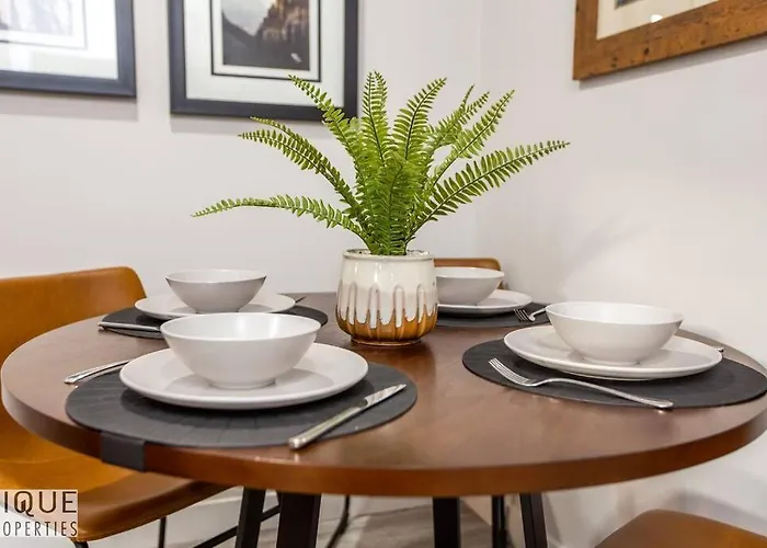 New, Mountain Chic Suite, Whyte Avenue, Netflix, Wifi, Sleeps 6