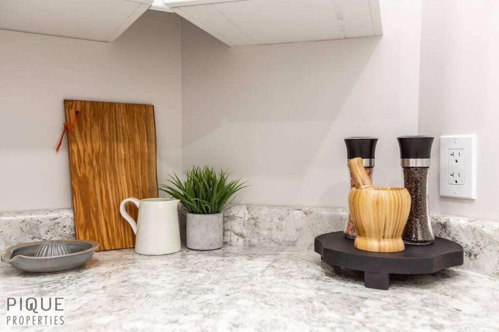 New, Mountain Chic Suite, Whyte Avenue, Netflix, Wifi, Sleeps 6 Apartment Edmonton