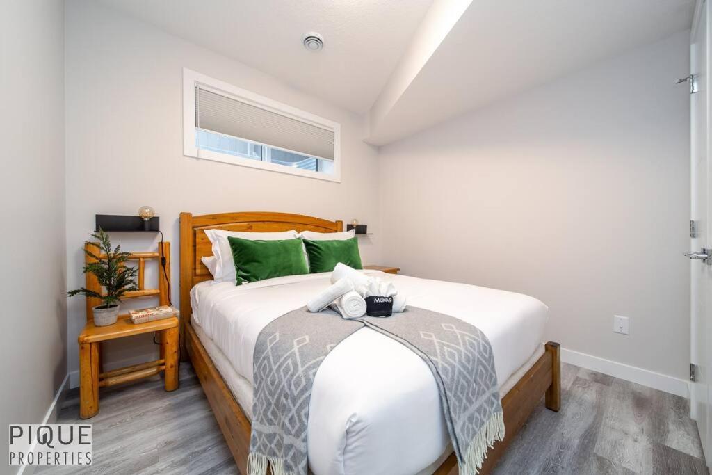 New, Mountain Chic Suite, Whyte Avenue, Netflix, Wifi, Sleeps 6 * Edmonton